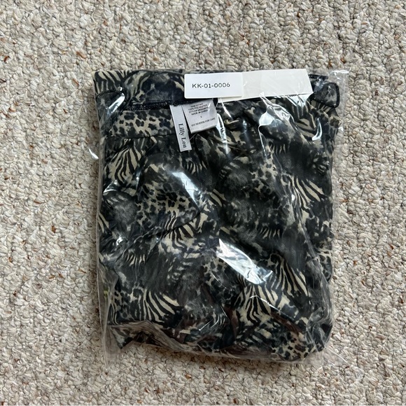 Lilly Lou Animal Print Belted Blouse Womens Small Pullover Relaxed Flowy Sheer - Picture 10 of 10